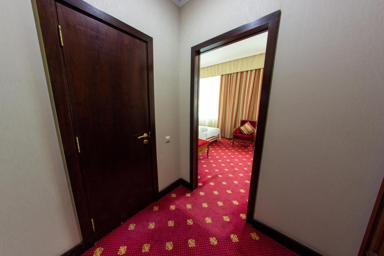 Grand Tien Shan Hotel Almaty Bagian luar foto