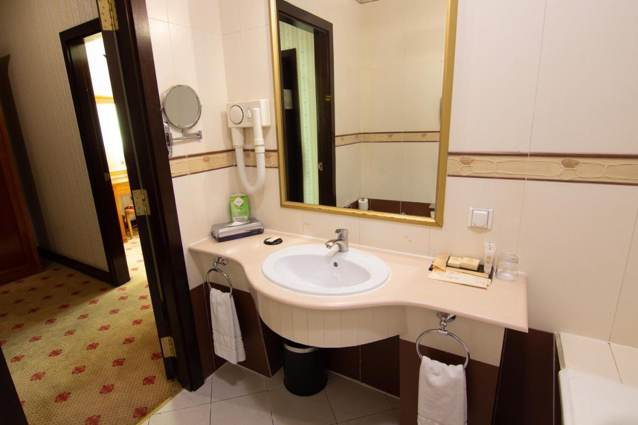 Grand Tien Shan Hotel Almaty Bagian luar foto