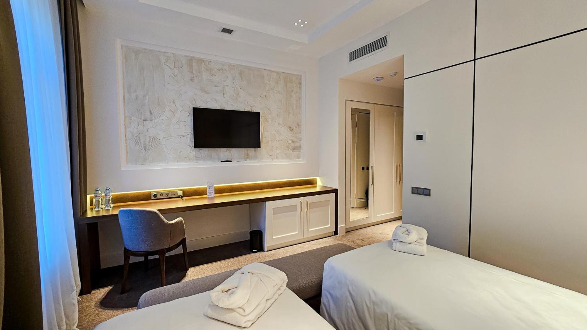 Grand Tien Shan Hotel Almaty Bagian luar foto