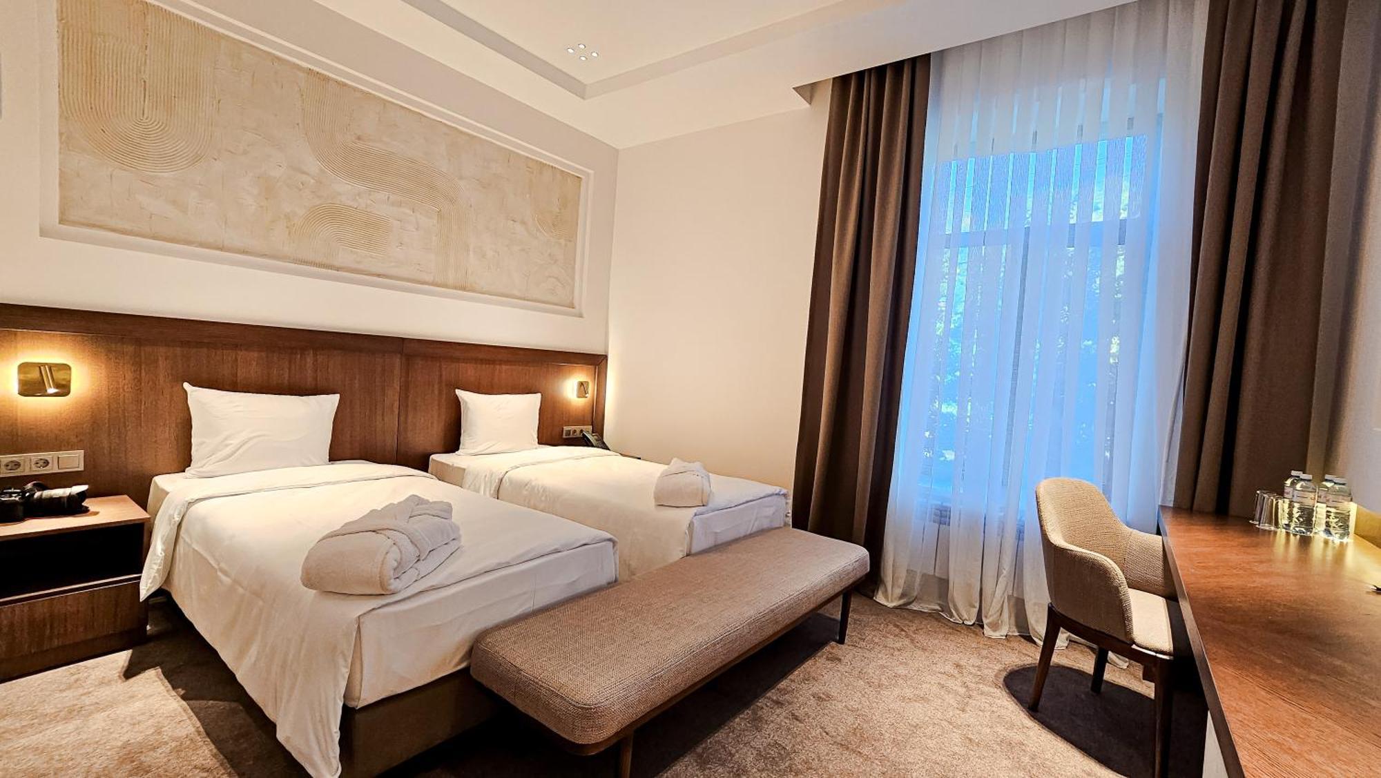 Grand Tien Shan Hotel Almaty Bagian luar foto